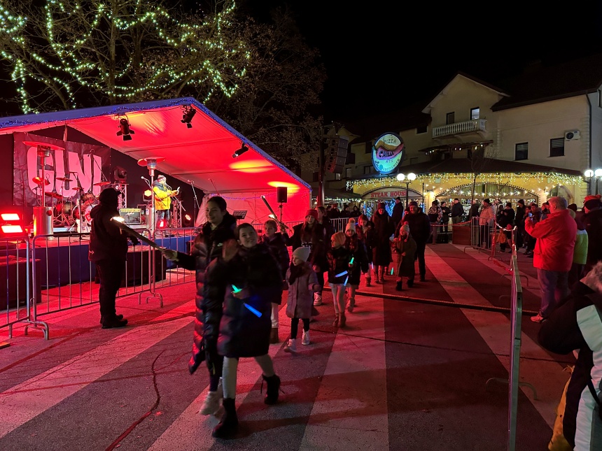 Sprevod športnikov ter koncert skupine GUNI